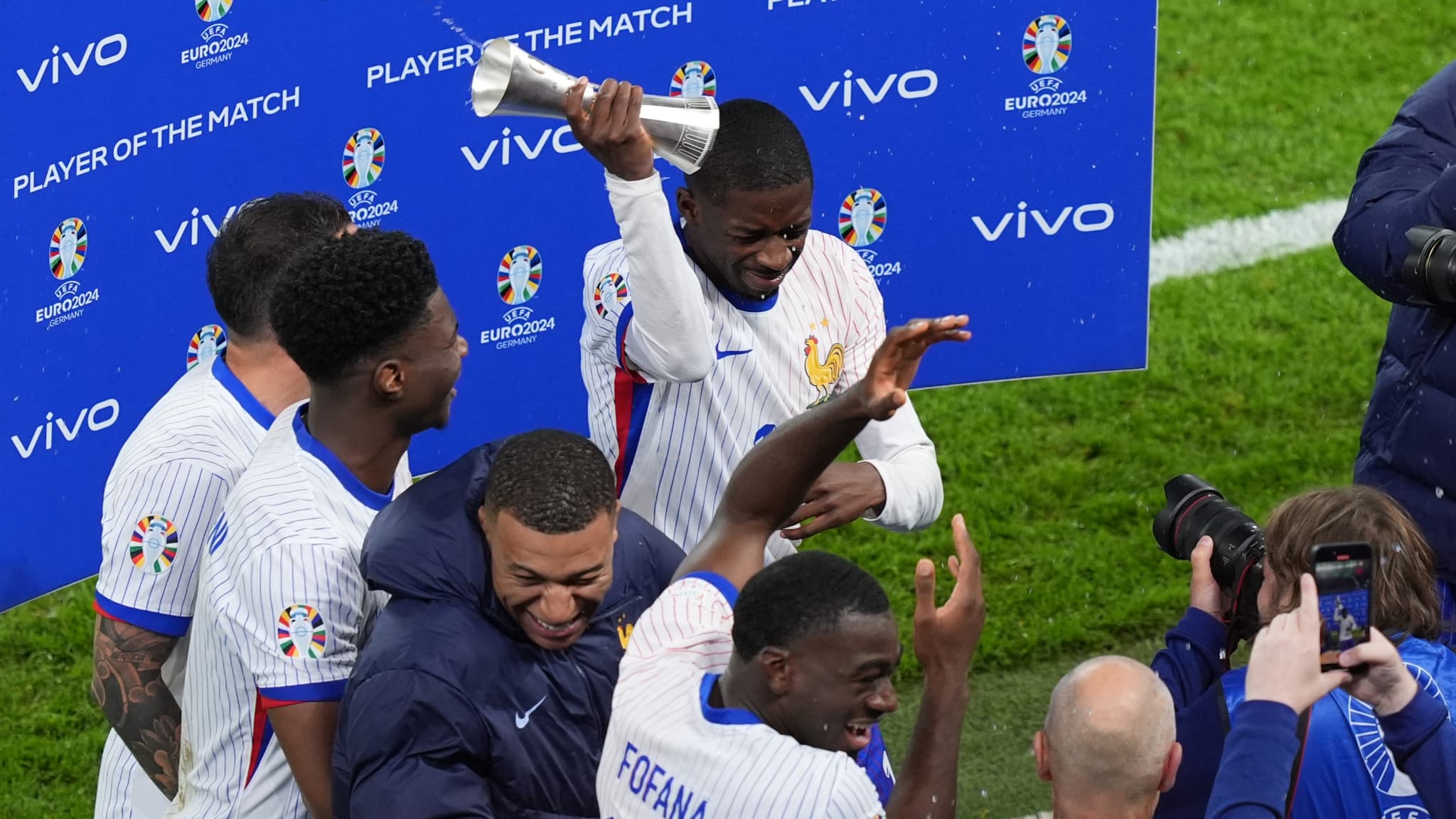 Elu homme du match, Ousmane Dembélé célèbre la qualification pour les demi-finales de l'Euro, 5 juillet 2024 Elu homme du match, Ousmane Dembélé célèbre la qualification pour les demi-finales de l'Euro, 5 juillet 2024