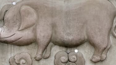 Photo d'un bas-relief représentant le porc de l'astrologie chinoise sur un temple de Beijing en Chine.