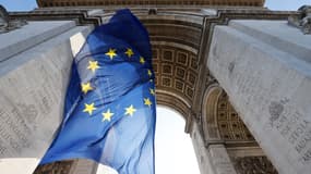 Le drapeau européen sous l'Arc de triomphe, jeudi 10 mars 2022. 