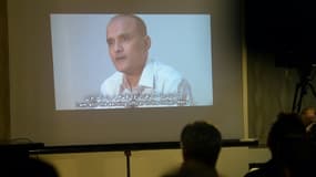 Des journalistes pakistanais regardent une vidéo montrant l'indien Kulbhushan Yadav, soupçonné d'espionnage, le 29 mars 2016, lors d'une conférence de presse à Islamabad