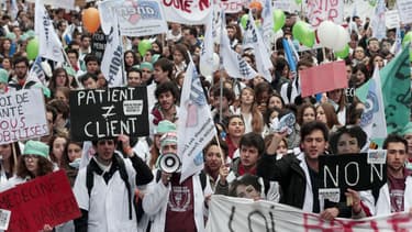 La généralisation du tiers-payant dans la loi de santé examinée mardi a rencontré l'opposition des médecins.