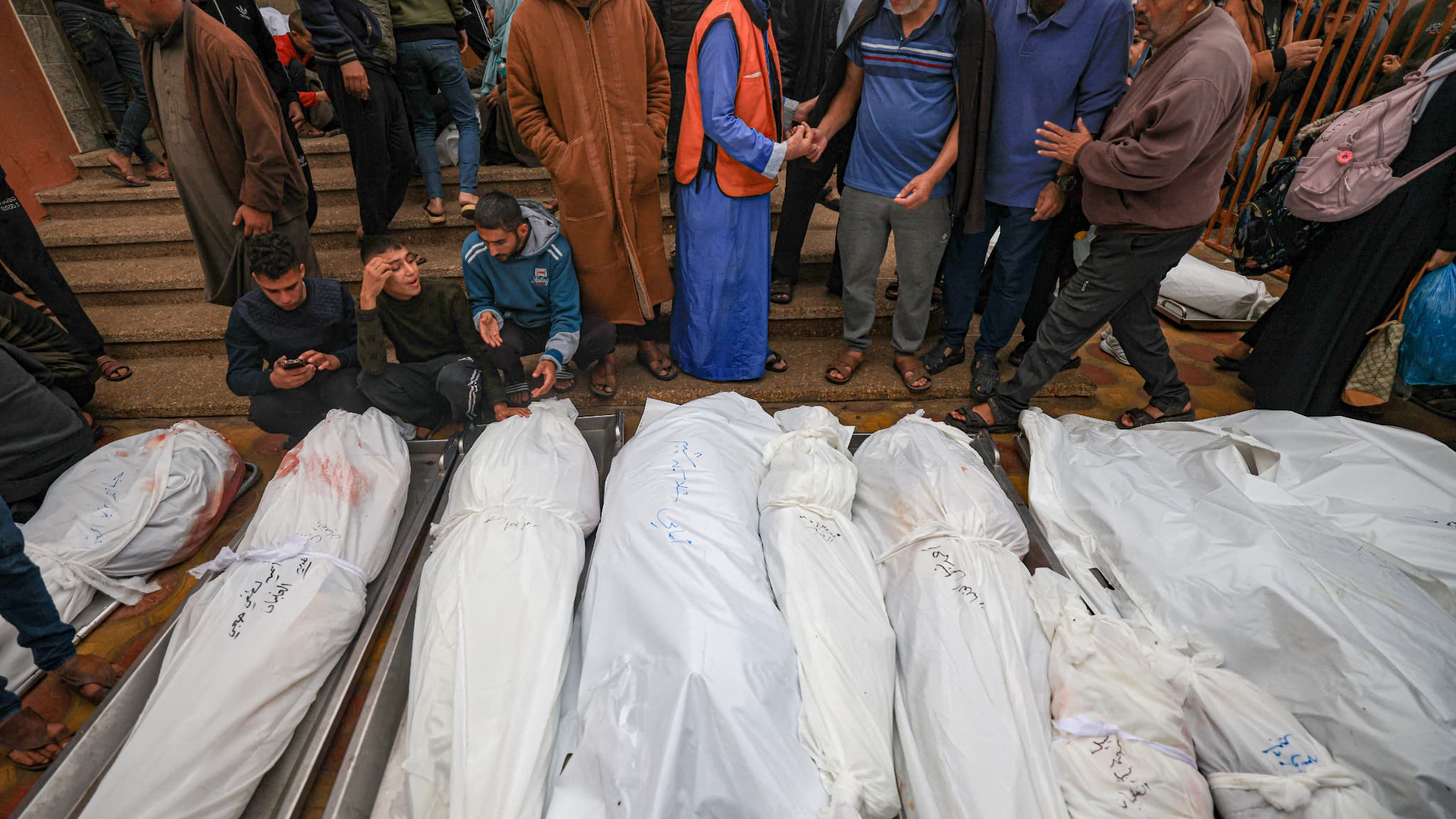 Des corps de victimes de bombardements à l'extérieur de l'hôpital de Khan Younès, au sud de Gaza, le 5 décembre 2023