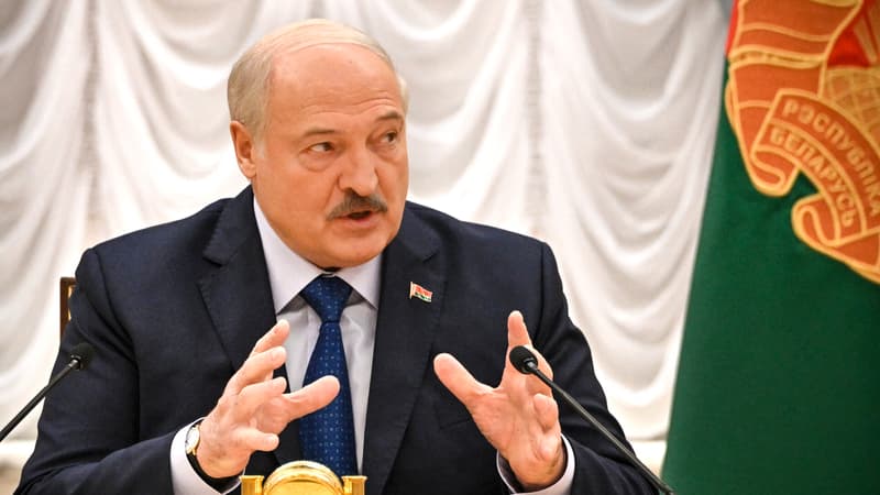 Le président biélorusse Alexandre Loukachenko s'adresse aux médias étrangers dans sa résidence, le Palais de l'Indépendance, à Minsk, la capitale, le 6 juillet 2023.