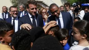 Le président Emmanuel Macron (G) et le ministre de l'Education Pap Ndiaye (D) visitent une école primaire à Marseille le 27 juin 2023