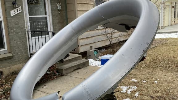 Des débris sont tombés à proximité d'habitations.