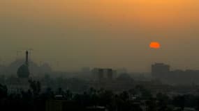 Un coucher de soleil sur Bagdad, en Irak, le 27 octobre 2002.