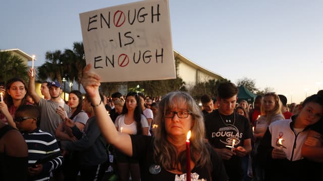 Des Américains rendent hommage aux victimes de la tuerie du lycée Marjory Stoneman Douglas, le 15 février 2018 à Parkland, en Floride. 
