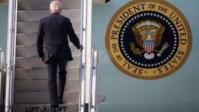 Joe Biden monte dans Air Force One, à l'aéroport de Pyeongtaek, dimanche 22 mai 2022 après sa visite en Corée du Sud