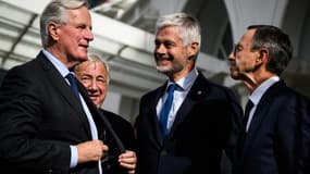 Le chef du groupe parlementaire des LR à l'Assemblée nationale, Laurent Wauquiez, le chef du groupe parlementaire LR, le sénateur Bruno Retailleau  et le président du Sénat français Gérard Larcher accueillent Michel Barnier à son arrivée pour participer aux Journées parlementaires du parti des Républicains à Annecy, le 12 septembre 2024.
