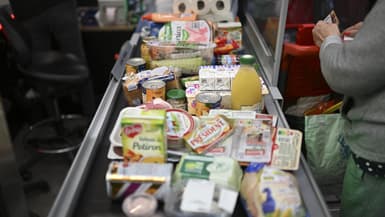 Des produits alimentaires et des achats sont placés sur le tapis roulant à la caisse du supermarché de Septemes-les-Vallons, près de Marseille, en novembre 2022.
