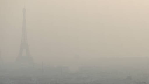 Le nuage de pollution cache la Tour Eiffel.
