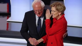 Deux des candidats démocrates Bernie Sanders et Elizabeth Warren, lors d'un débat du parti le 30 juillet 2019 à Détroit.