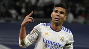 La joie du milieu de terrain brésilien du Real Madrid Casemiro, après avoir ouvert le score à domicile contre Getafe, lors de la 31e journée de LaLiga, le 9 avril 2022 au Stade Santiago Bernabéu