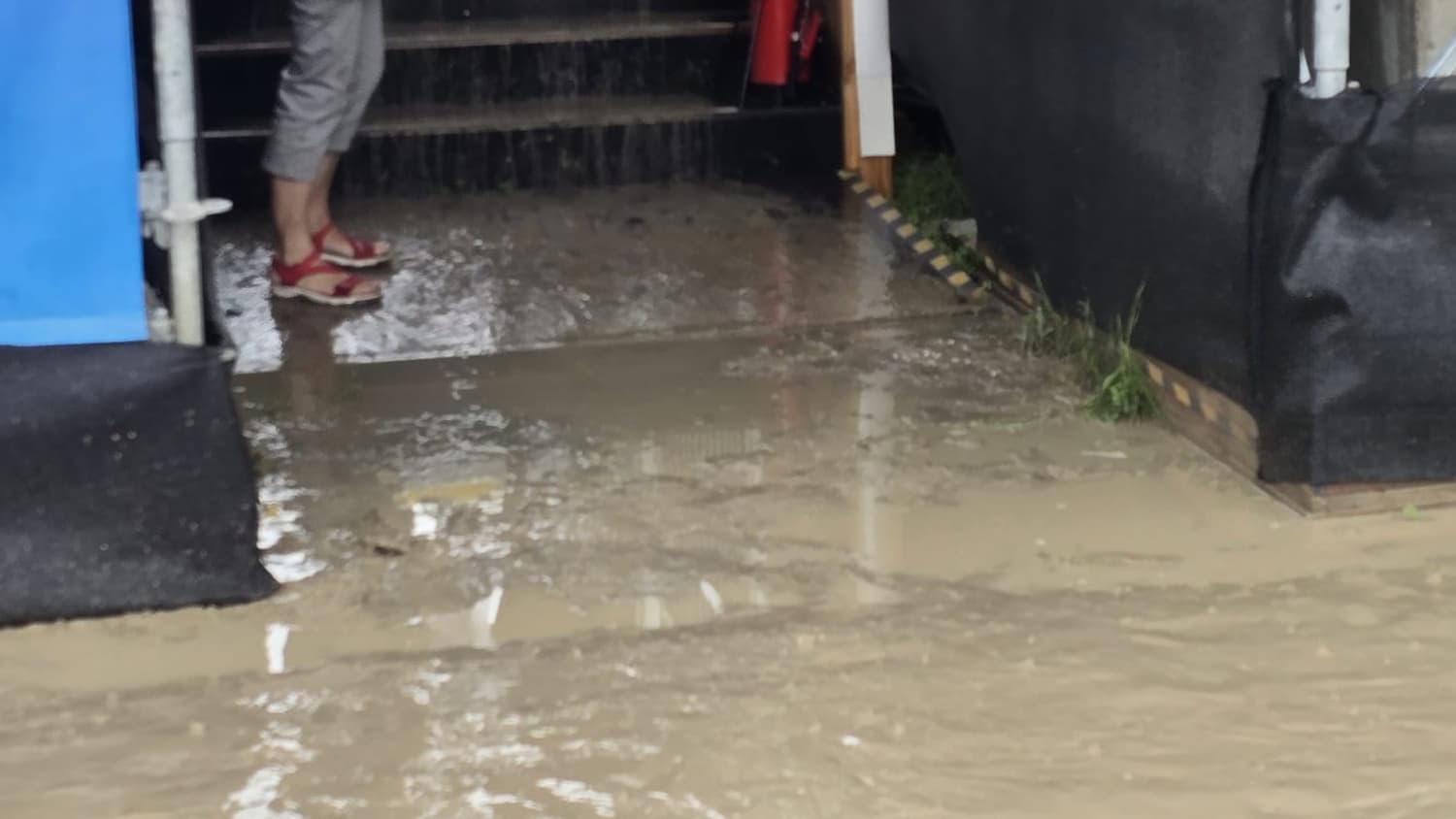 Le site olympique de Vaires sur Marne sous la pluie, le 27 juillet 2024.