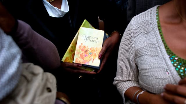 La Miviludes reste vigilante à l'égard de certains groupes comme les Témoins de Jéhovah en raison de signalements de dérives sectaires qu'elle reçoit régulièrement de la part d'anciens membres.