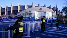 Les services de sécurité au Parc des Princes avant un match du PSG, le 3 mars 2025