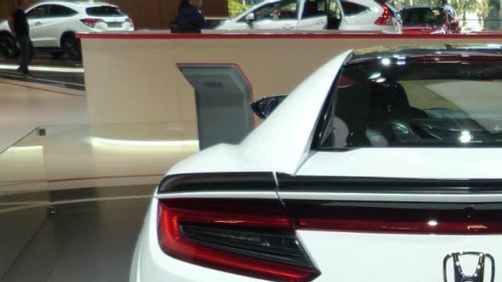Le V6 biturbo 3,5 litres à double suralimentation développe au total 807 chevaux, avec en plus trois moteurs électriques, qui font pleinement partie de l’expérience de conduite. Le V6 biturbo 3,5 litres à double suralimentation développe au total 807 chevaux, avec en plus trois moteurs électriques, qui font pleinement partie de l’expérience de conduite.