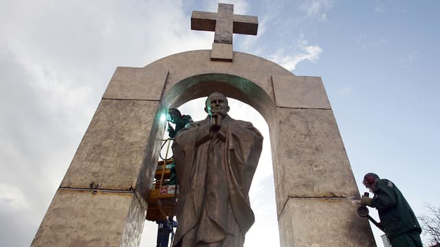 La statue de Jnea-Paul II, à Ploërmel, dans le Morbihan.