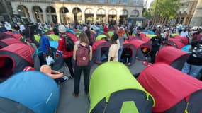 Des centaines de tentes ont été installées devant le Conseil d'État par Utopia 56 le 20 juin 2023 pour dénoncer la situation que traversent des centaines de mineurs isolés.