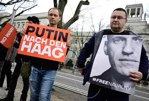 Des manifestants se réunissent devant l'ambassade de Russie à Berlin après l'annonce de la mort du principal opposant au Kremlin, Alexeï Navalny, le 16 février 2024.