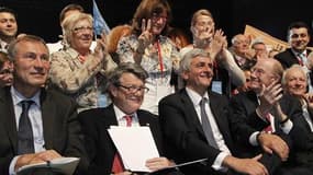 Hervé de Charette (à droite) en compagnie de Jean-Marie Bockel, Jean-Louis Borloo et Hervé Morin (de gauche à droite), le 15 mai dernier à Paris. La Convention démocrate d'Hervé de Charette a voté mercredi son rattachement à la future confédération des ce