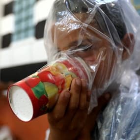 Un syrien fabrique des masques à gaz avec du carton et du plastique