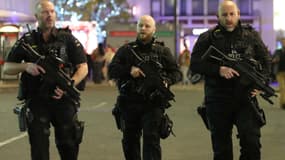 Des policiers patrouillent sur Oxford street à Londres, après un incident survenu dans le métro le 24 novembre 2017