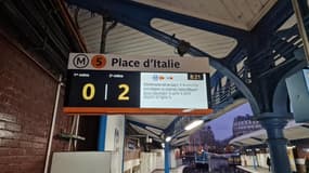 De nouveaux panneaux d'affichage, les "PANAM" sont déployés sur les quais du métro parisien.