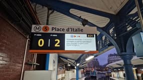 De nouveaux panneaux d'affichage, les "PANAM" sont déployés sur les quais du métro parisien.