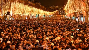 Des personnes se rassemblent sur l'avenue des Champs-Elysées pour les célébrations du Nouvel An à Paris, le 31 décembre 2023. (Photo d'illustration)