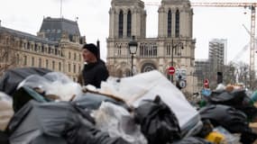 Les poubelles s'entassent en raison de la grève des éboueurs non loin de la cathédrale Notre-Dame de Paris, le 23 mars 2023