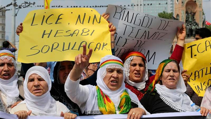 Des centaines de personnes ont scandé des slogans contre le gouvernement samedi à Diyarbakir, dans le sud-est de la Turquie, lors des funérailles d'un manifestant kurde tué la veille par les forces de sécurité. /Photo prise le 29 juin 2013/REUTERS/Umit Be