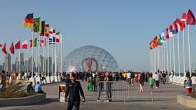 Les drapeaux des neuf pays fraîchement qualifiés pour le Mondial 2022 de football au Qatar, ont été hissés lors d'une cérémonie, le 30 mars 2022 à Doha, à 236 jours du début de la compétition