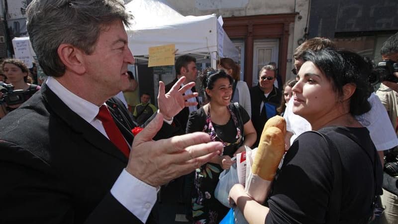 Jean-Luc Mélenchon sur un marché à Hénin-Beaumont. L'ancien candidat du Front de gauche à la présidentielle, qui se présente aux législatives dans la 11e circonscription du Pas-de-Calais face à la présidente du Front national Marine Le Pen, espère rassemb