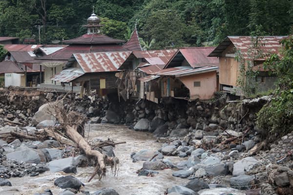Des maisons endommagées à Tanah Datar, en Indonésie, ce dimanche 12 mai.