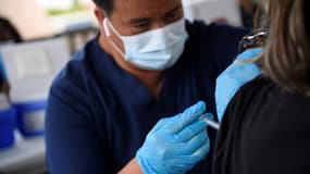 Injection d'une dose de vaccin Pfizer contre le Covid-19, le 11 août 2021 à Long Beach, en Californie