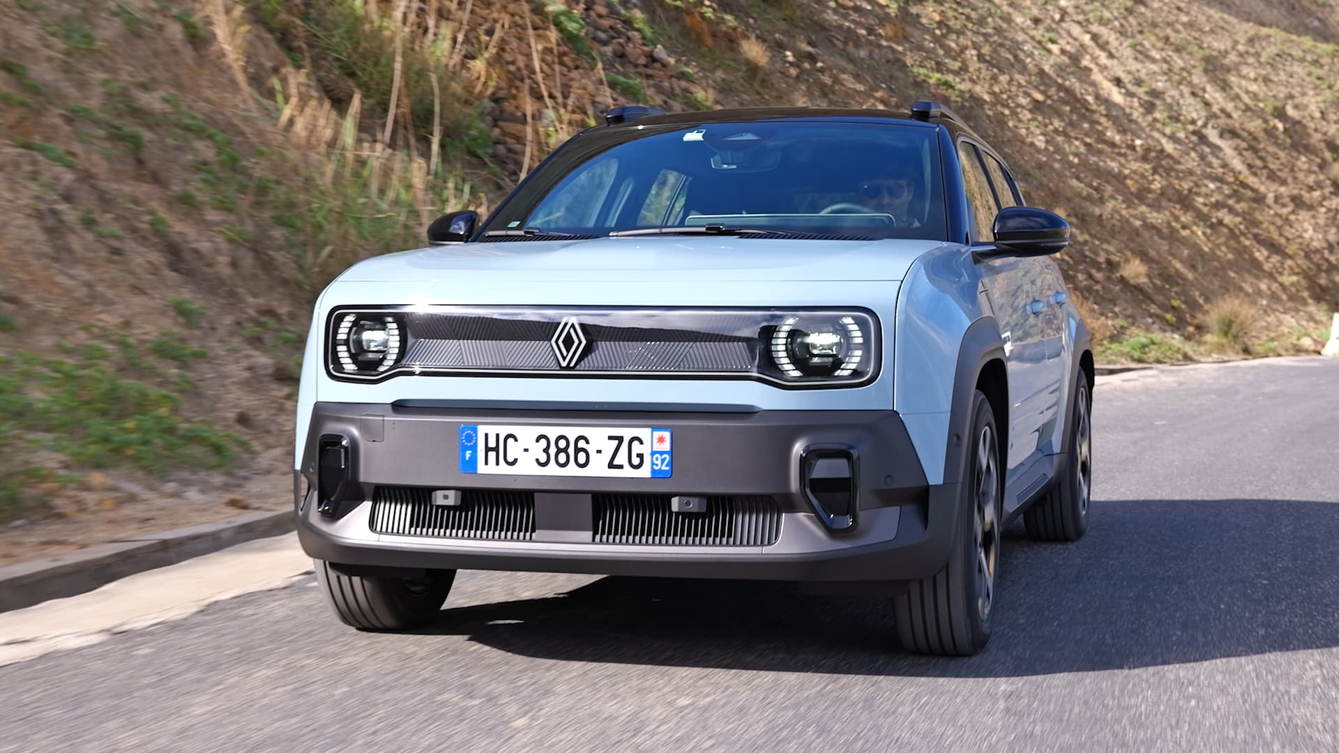 The new R4 offers 400 km of autonomy with the large battery and 300 km with the small battery. The new R4 offers 400 km of autonomy with the large battery and 300 km with the small battery.