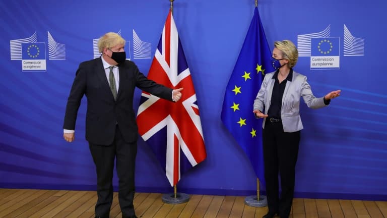 Le Premier ministre britannique Boris Johnson (g) et la présidente de la Commission Ursula von der Leyen, le 9 décembre 2020 à Bruxelles 