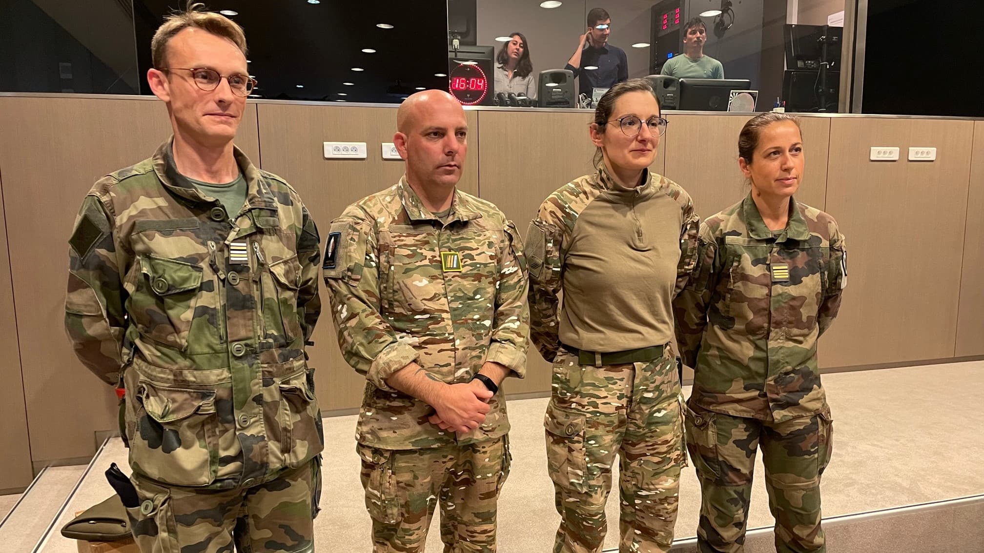 Les deux militaires placés au centre sont équipés du treillis F3 avec le nouveau camouflage