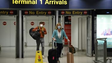 Des voyageurs arrivent au terminal 1 de l'aéroport de Manchester, le 8 juin 2020 au Royaume-Uni