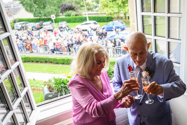 Le vétéran et son épouse ont célébré leur union avec une coupe de champagne.