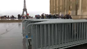 Les barrières sont en place, place du Trocadréo, pour encadrer la manifestation des soutiens à François Fillon, dimanche 5 mars.