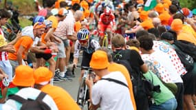 Tom Pidcock attaque Jonas Vingegaard lors de la 11e étape de la Vuelta, le 3 septembre 2025