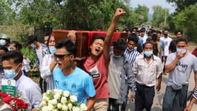 Des personnes transportant le 1er avril 2021 le cercueil de Kyaw Min Latt, tué par balles par les forces de sécurité birmanes le 27 mars, en marge des manifestations.