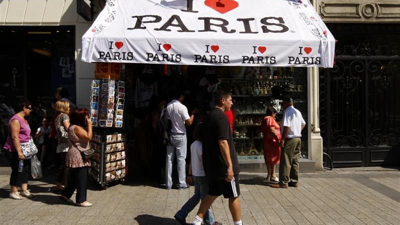 Touristes sur les Champs-Elysées, à Paris. Boudés par des consommateurs français de plus en plus économes et volatils, les commerçants se tournent vers les touristes étrangers pour tenter de trouver des relais de croissance. /Photo d'archives/REUTERS/Beno