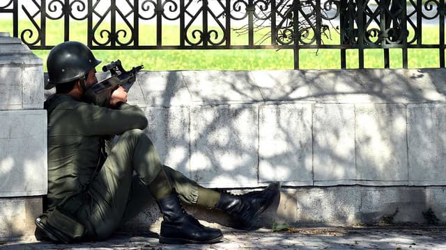 Les forces de sécurité préparent l'assaut devant le musée du Bardo à Tunis mercredi 18 mars