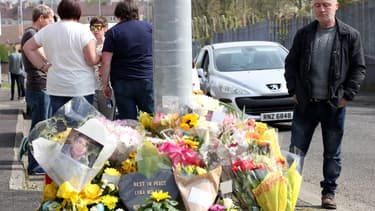 Des irlandais déposent des fleurs et se recueillent