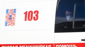 Une ambulance russe arrive à l'hôpital Kommunarka à Moscou, Russie, le 17 avril 2020