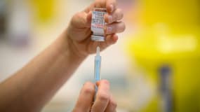 Dose du vaccin Moderna contre le Covid-19 dans un centre de vaccination à Ramsgate, au Royaume-Uni, le 16 décembre 2021