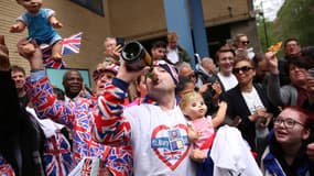 Les fans rassemblés devant l'aile Lindo de l'hôpital St Mary, où Kate Middleton a accouché ce lundi